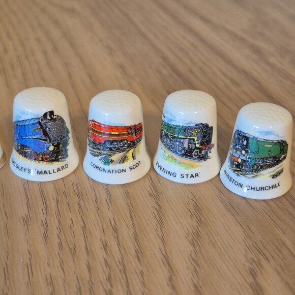 2 Sets of Vintage China and Ceramic Collectible Thimbles Trains and Robin Hood - Picture 4 of 11